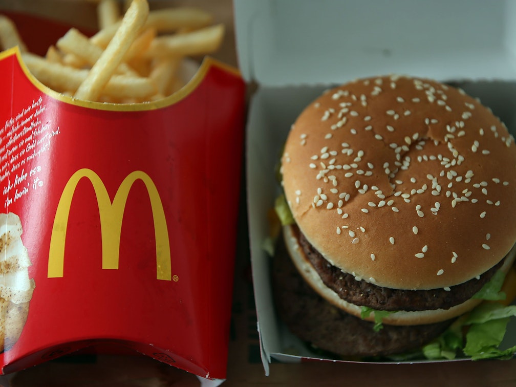 Eine Packung mit Pommes und ein Big Mac liegen in einer Kölner McDonald's-Filiale auf dem Tisch.