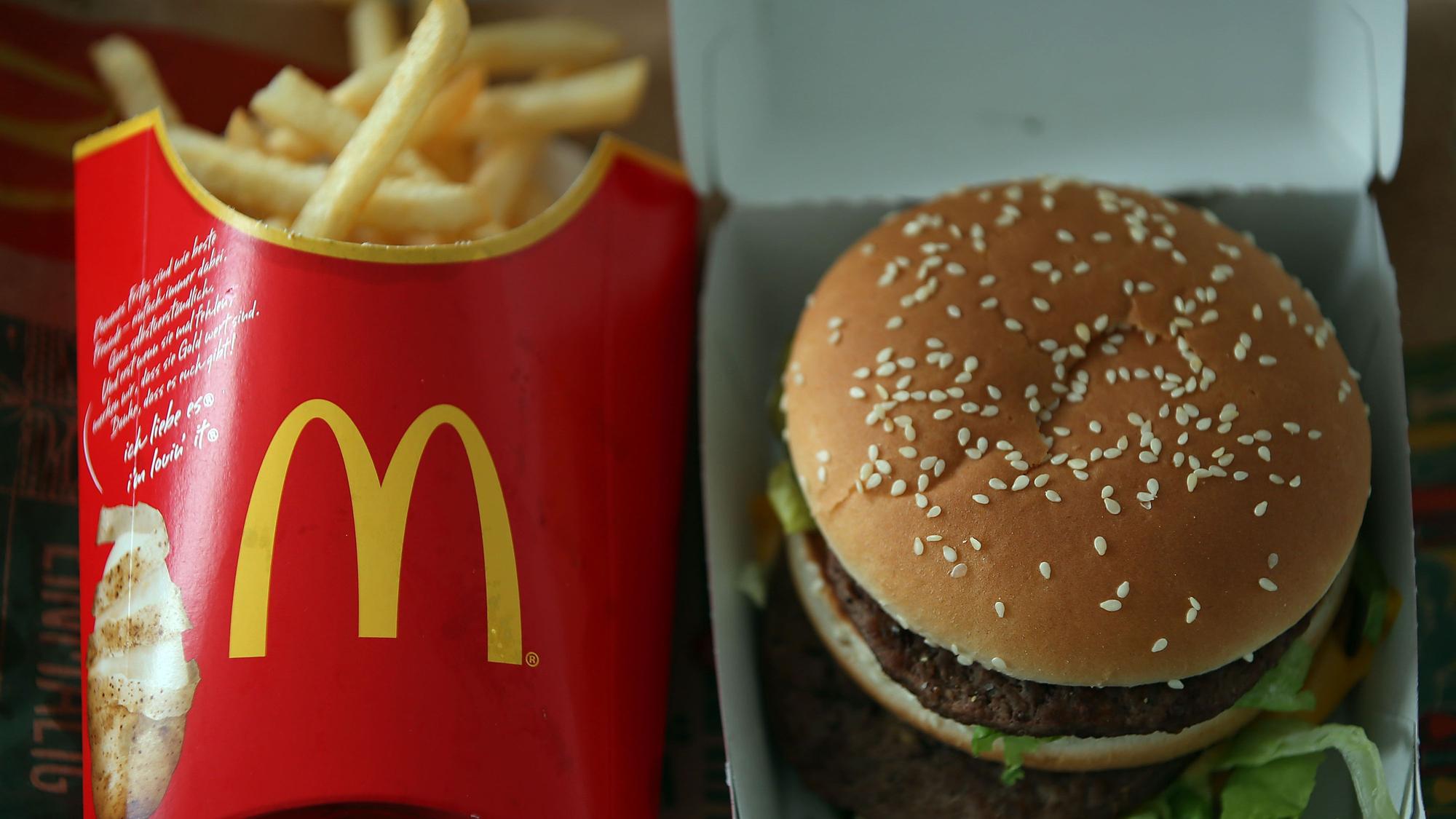 Eine Packung mit Pommes und ein Big Mac liegen in einer Kölner McDonald's-Filiale auf dem Tisch.