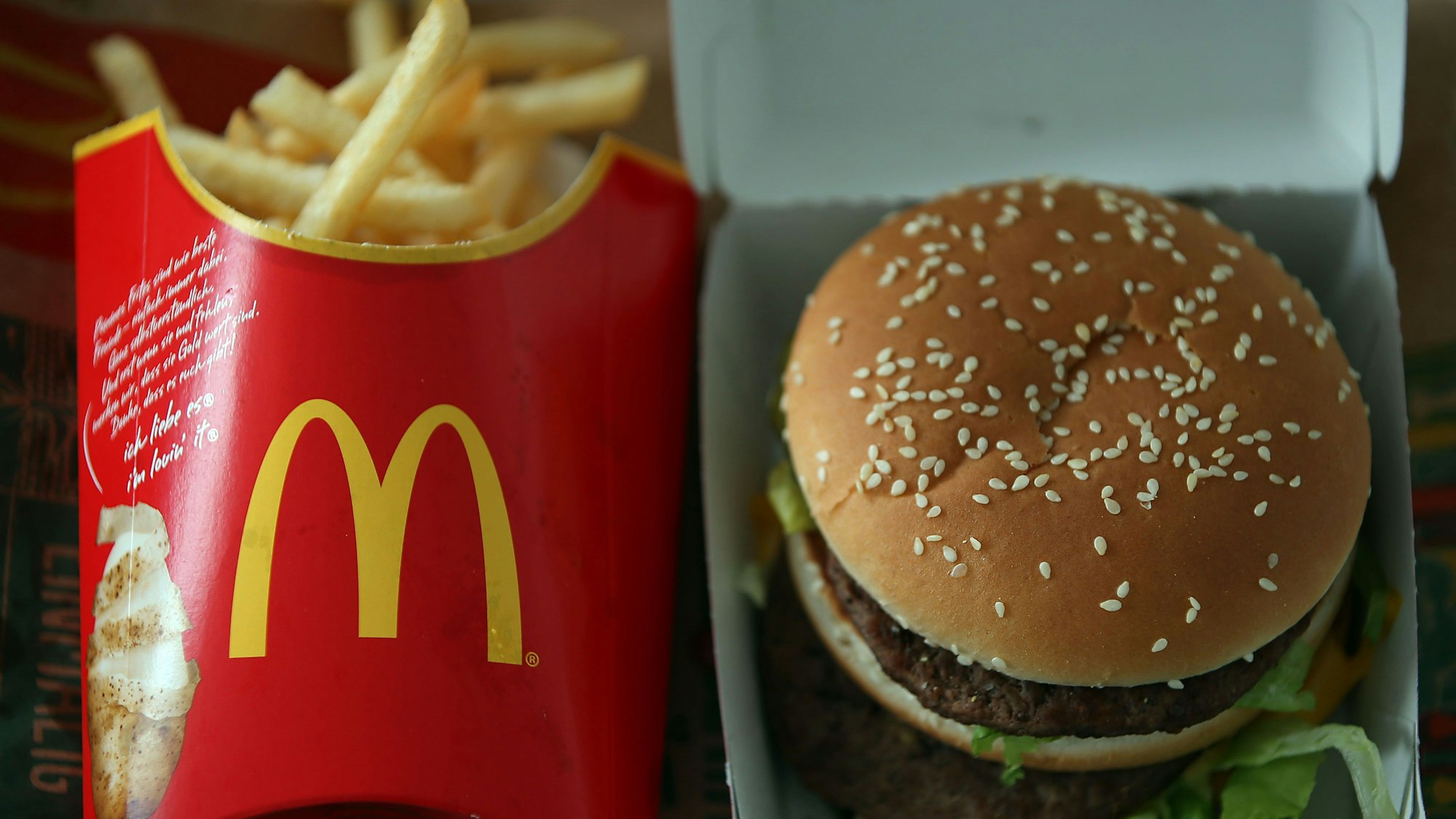 Eine Packung mit Pommes und ein Big Mac liegen in einer Kölner McDonald's-Filiale auf dem Tisch.