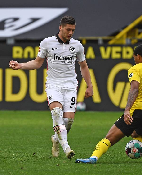 Luka Jovic tunnelt Dortmunds Verteidiger Manuel Akanji.