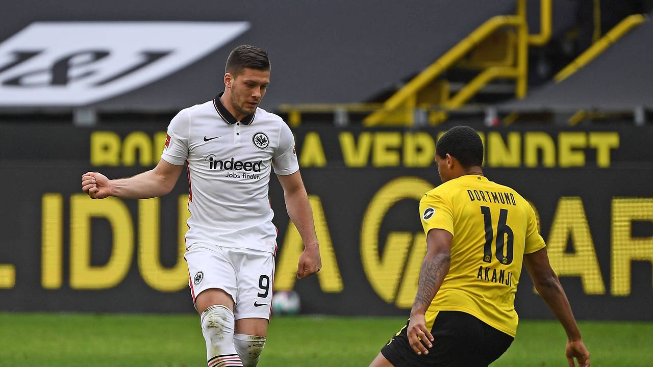 Luka Jovic tunnelt Dortmunds Verteidiger Manuel Akanji.