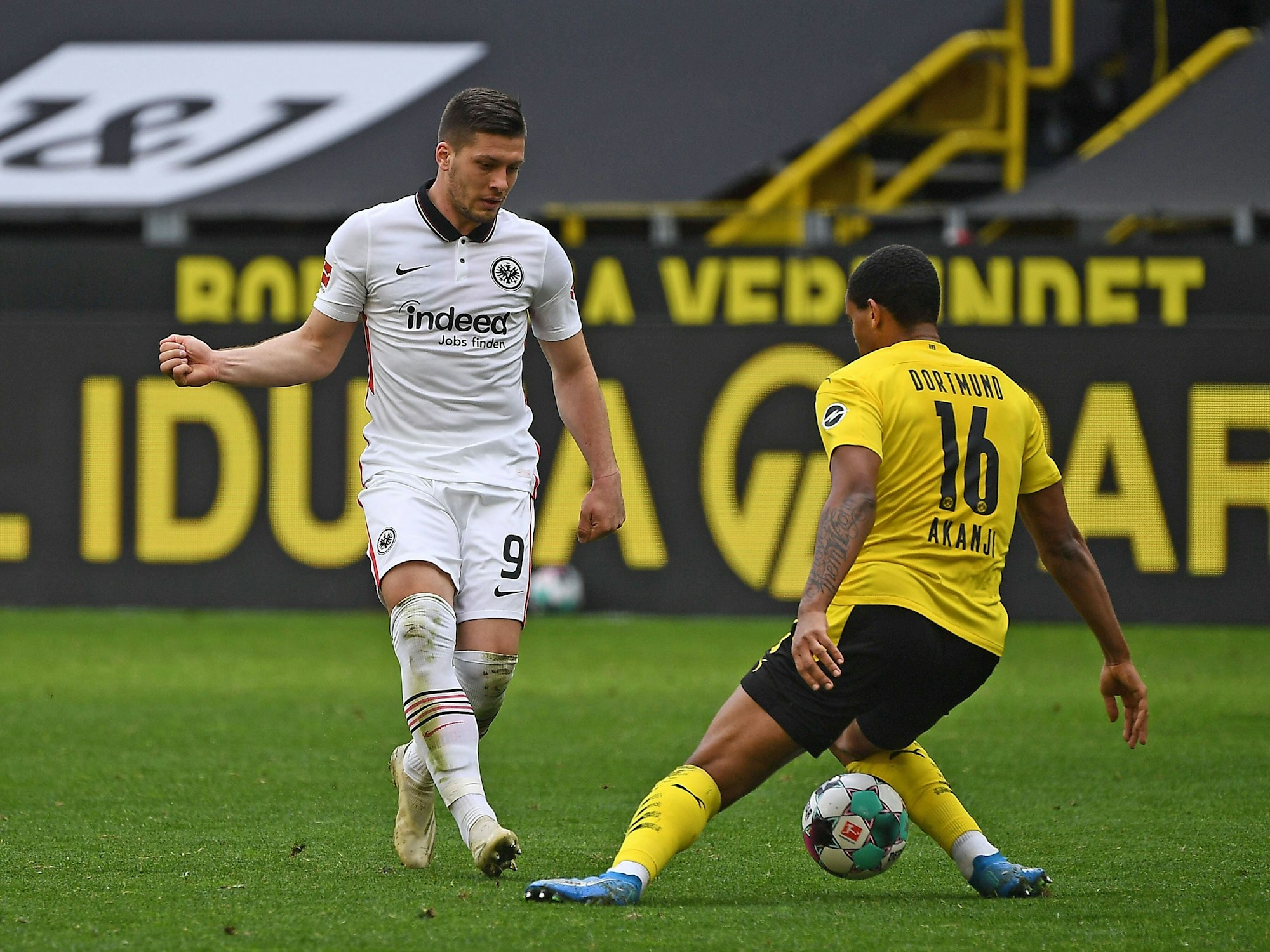 Luka Jovic tunnelt Dortmunds Verteidiger Manuel Akanji.
