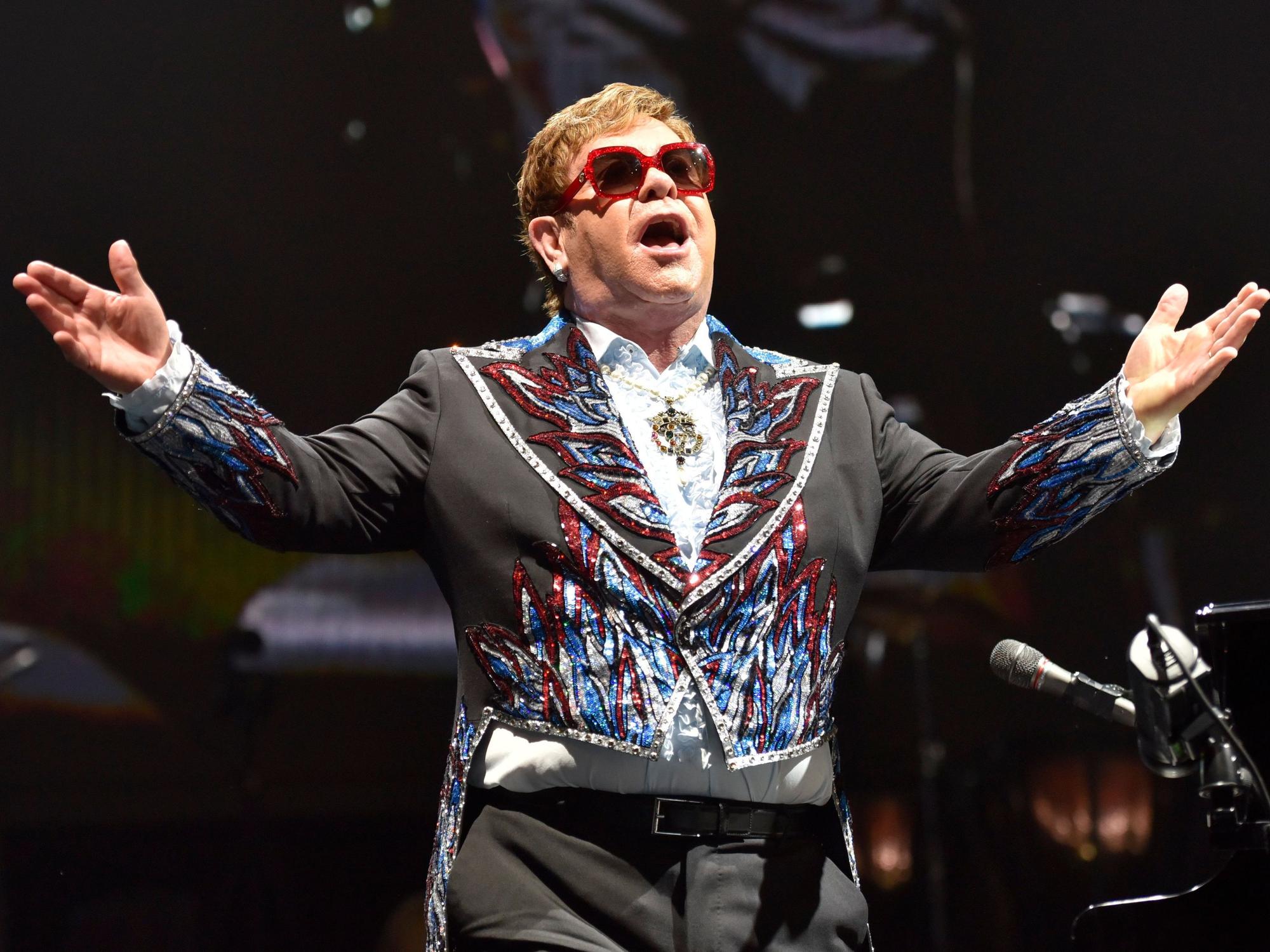 Elton John muss erneut Konzerte absagen. Er ist an Corona erkrankt.