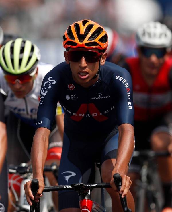 Egan Bernal sitzt auf seinem Rennrad und tritt in die Pedale.