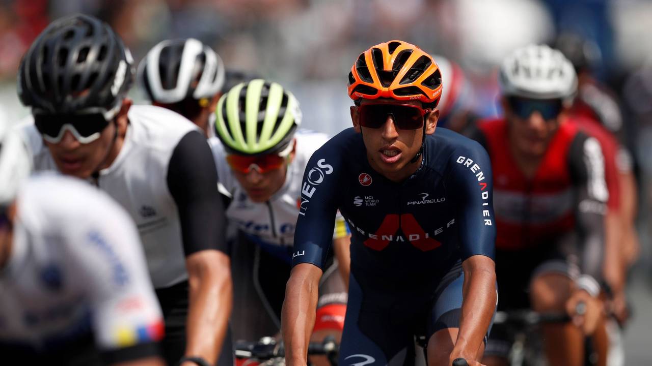 Egan Bernal sitzt auf seinem Rennrad und tritt in die Pedale.