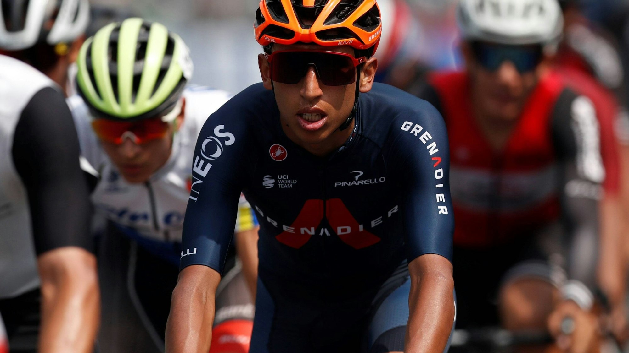 Egan Bernal sitzt auf seinem Rennrad und tritt in die Pedale.
