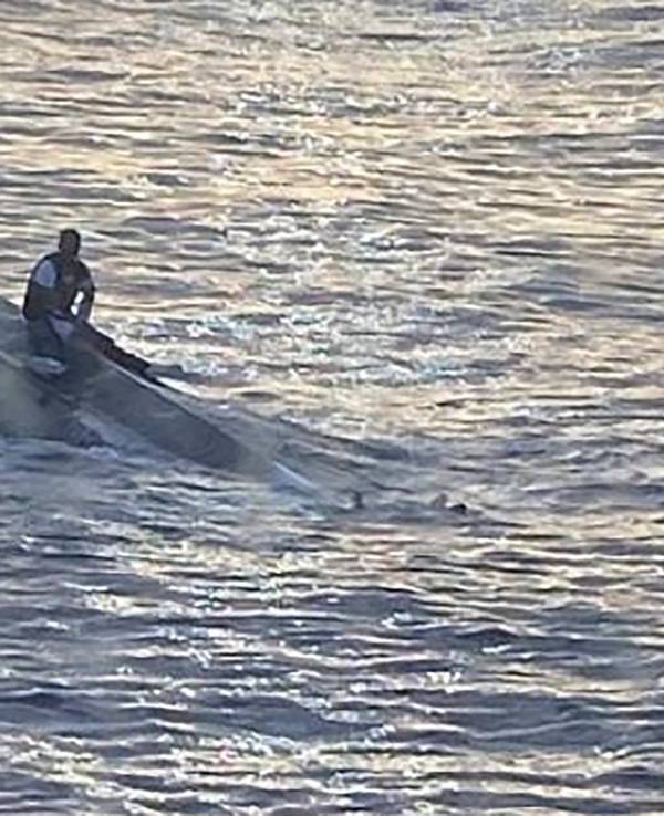 Ein Foto der US-Küstenwache zeigt das gekenterte Boot vor der Küste Floridas. Mindestens 39 Menschen werden vermisst. Es gibt kaum Hoffnung, die Menschen noch lebend zu finden.