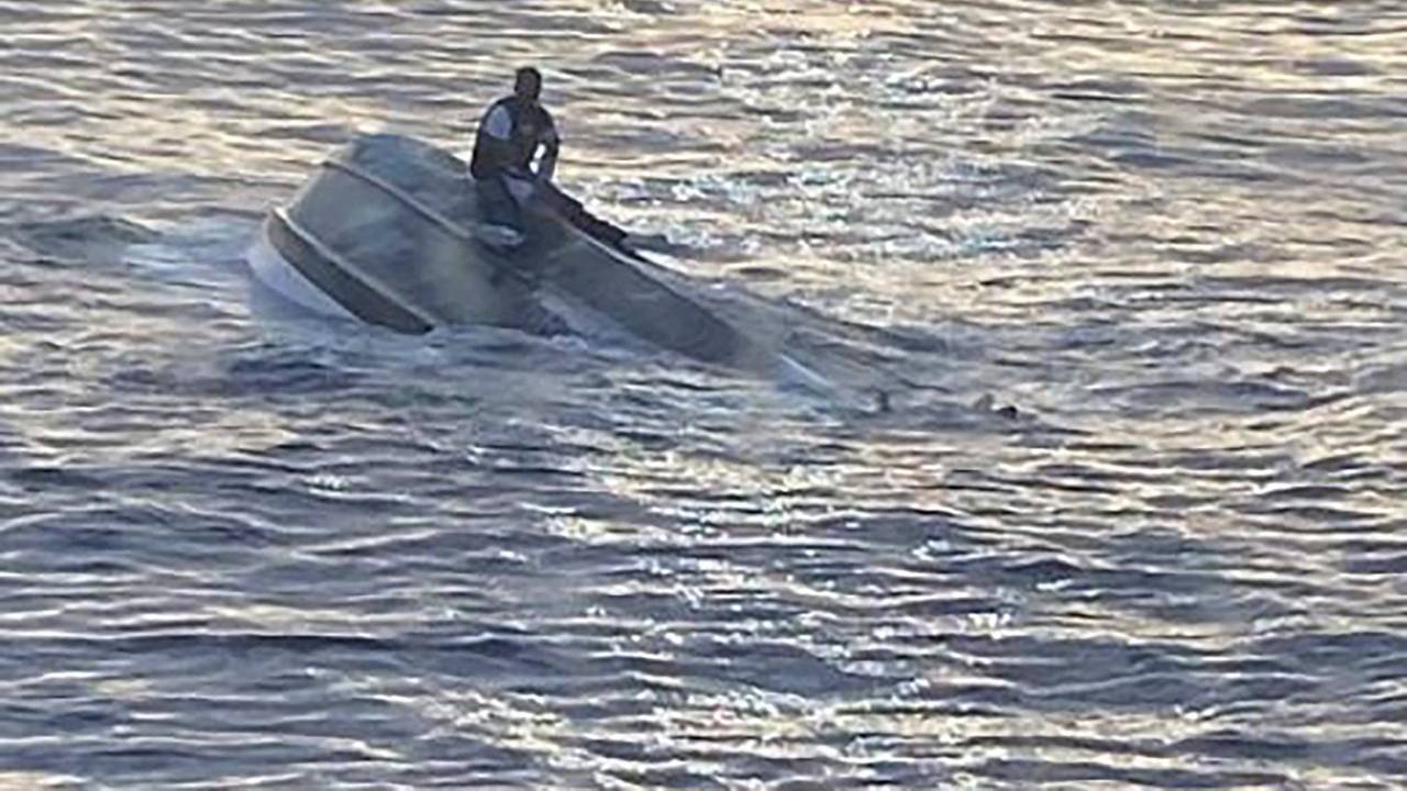 Ein Foto der US-Küstenwache zeigt das gekenterte Boot vor der Küste Floridas. Mindestens 39 Menschen werden vermisst. Es gibt kaum Hoffnung, die Menschen noch lebend zu finden.