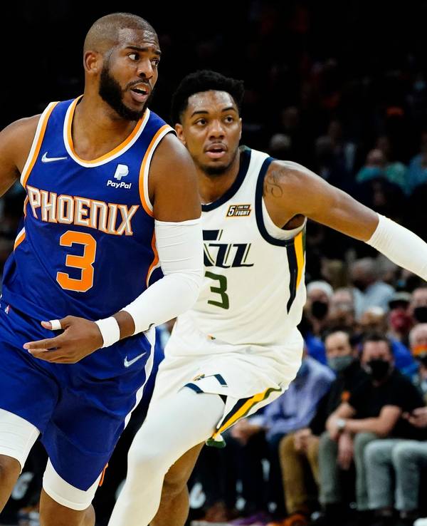 Chris Paul führt den Basketball an der Hand, Trent Forrest eilt hinter ihm her.