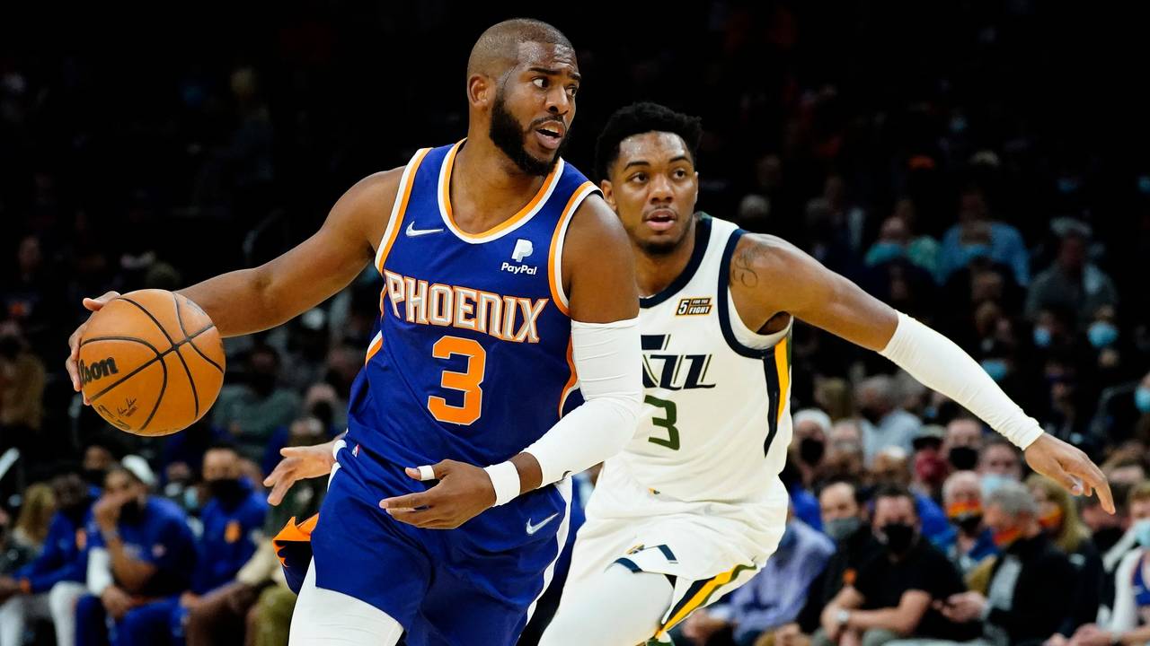 Chris Paul führt den Basketball an der Hand, Trent Forrest eilt hinter ihm her.