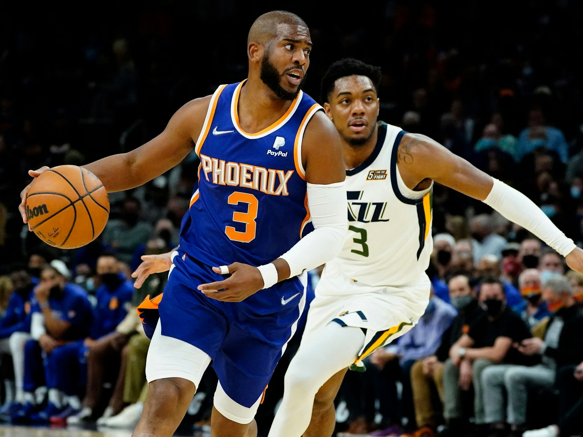 Chris Paul führt den Basketball an der Hand, Trent Forrest eilt hinter ihm her.