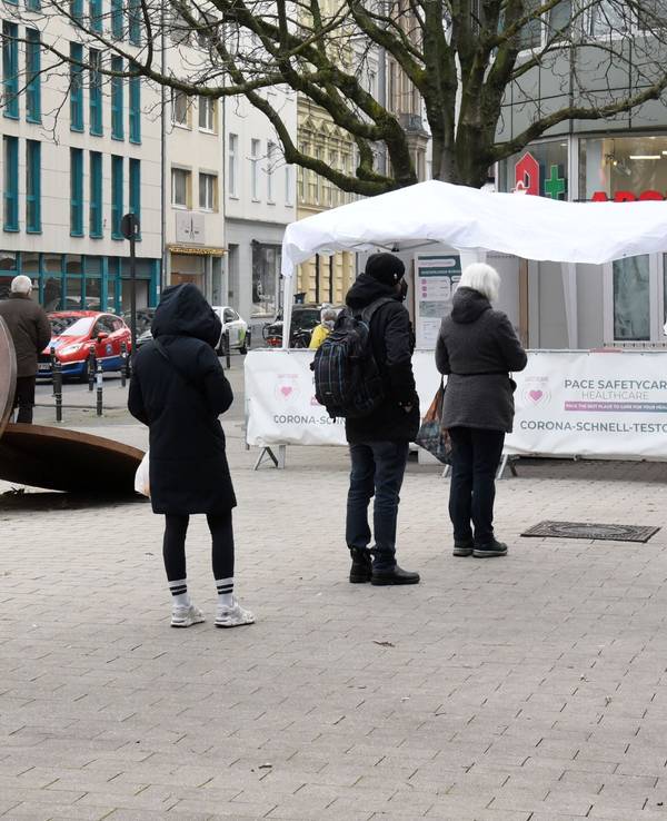 Köln.
Ein Container steht als Corona Schnelltest Center auf dem Friesenplatz.