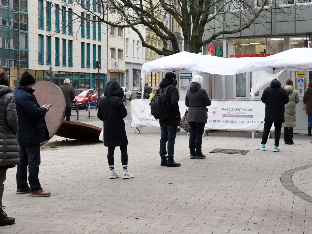 Köln.
Ein Container steht als Corona Schnelltest Center auf dem Friesenplatz.