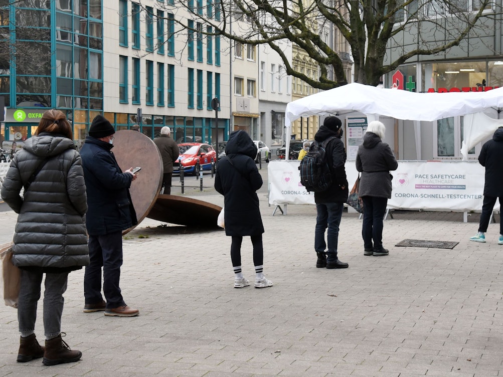 Köln.
Ein Container steht als Corona Schnelltest Center auf dem Friesenplatz.