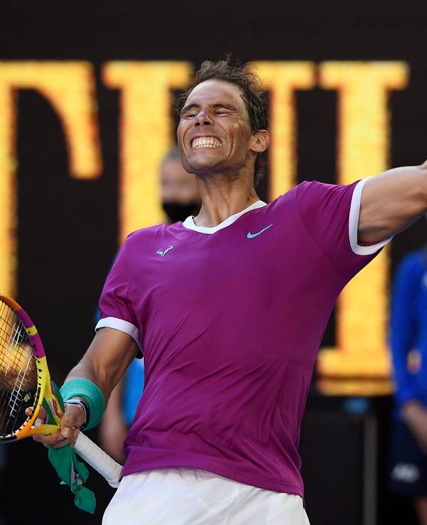 Rafael Nadal reißt den linken Arm hoch und grins.