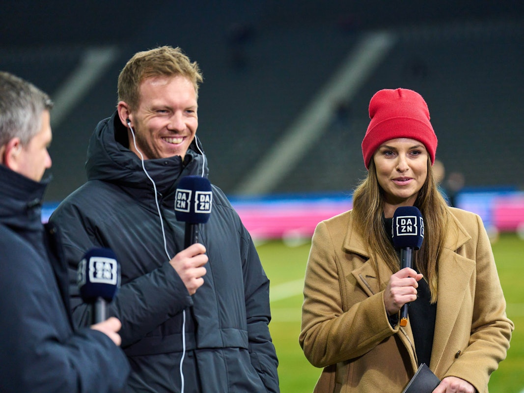 Laura Wontorra von DAZN spricht mit Julian Nagelsmann.