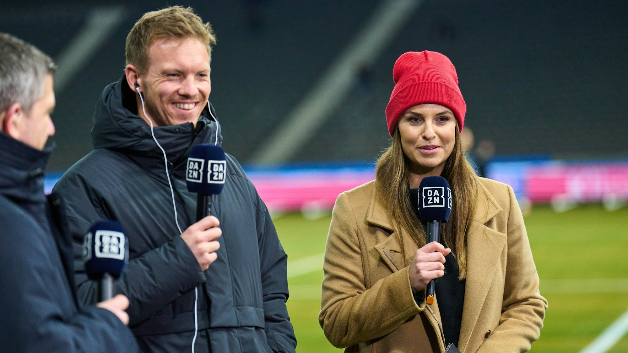 Laura Wontorra von DAZN spricht mit Julian Nagelsmann.