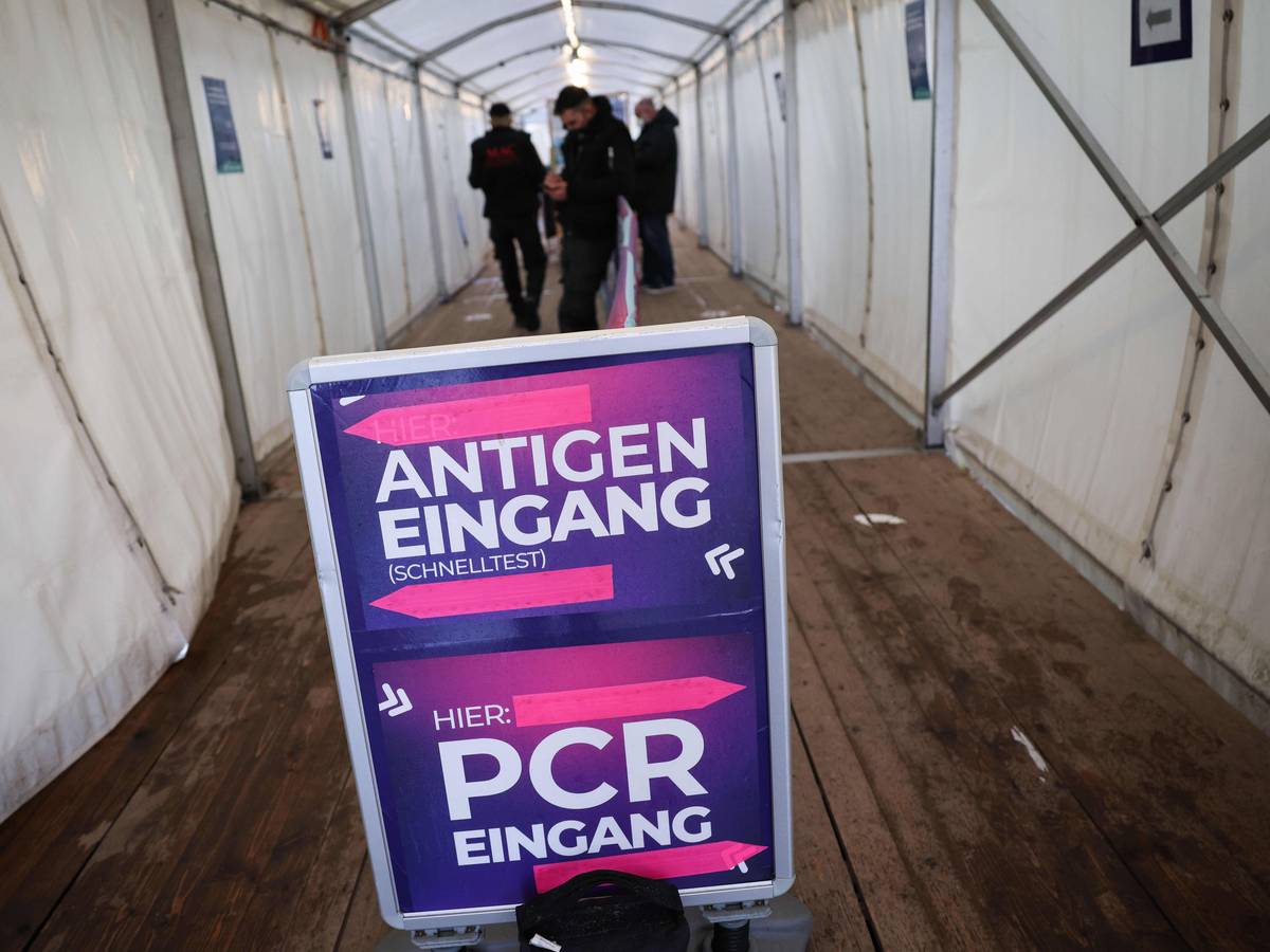17.01.2022, Hamburg: Ein Schild mit Hinweisen zum Corona-Schnelltests (Antigentest) und PCR-Test steht im Eingang zu einem Testcenter auf der Reeperbahn. Die Zahl der Corona-Neuinfektionen in Hamburg steigt weiter massiv an. Erstmals überschritt die Sieben-Tage-Inzidenz den Wert von 1000. Foto: Christian Charisius/dpa +++ dpa-Bildfunk +++