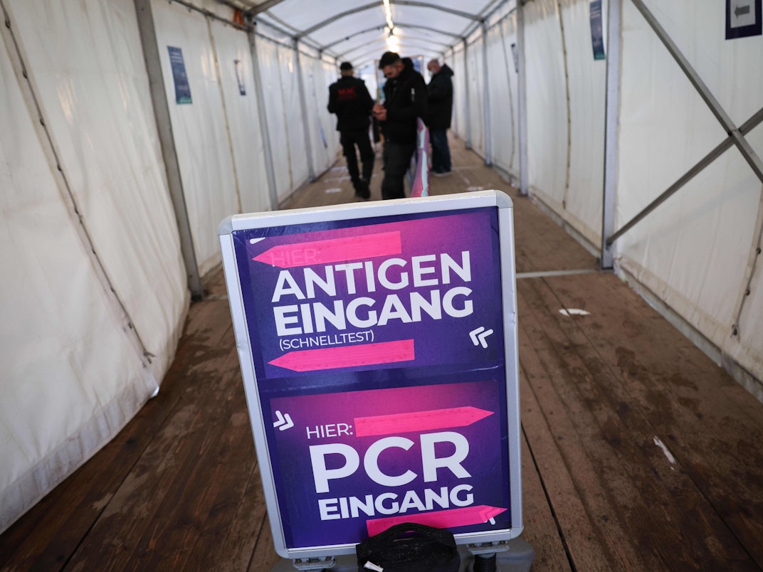 17.01.2022, Hamburg: Ein Schild mit Hinweisen zum Corona-Schnelltests (Antigentest) und PCR-Test steht im Eingang zu einem Testcenter auf der Reeperbahn. Die Zahl der Corona-Neuinfektionen in Hamburg steigt weiter massiv an. Erstmals überschritt die Sieben-Tage-Inzidenz den Wert von 1000. Foto: Christian Charisius/dpa +++ dpa-Bildfunk +++