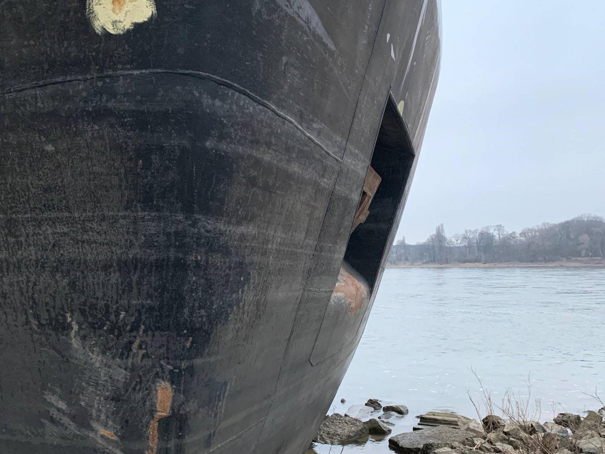 Die vordere Ansicht auf den gestrandeten Tankfrachter