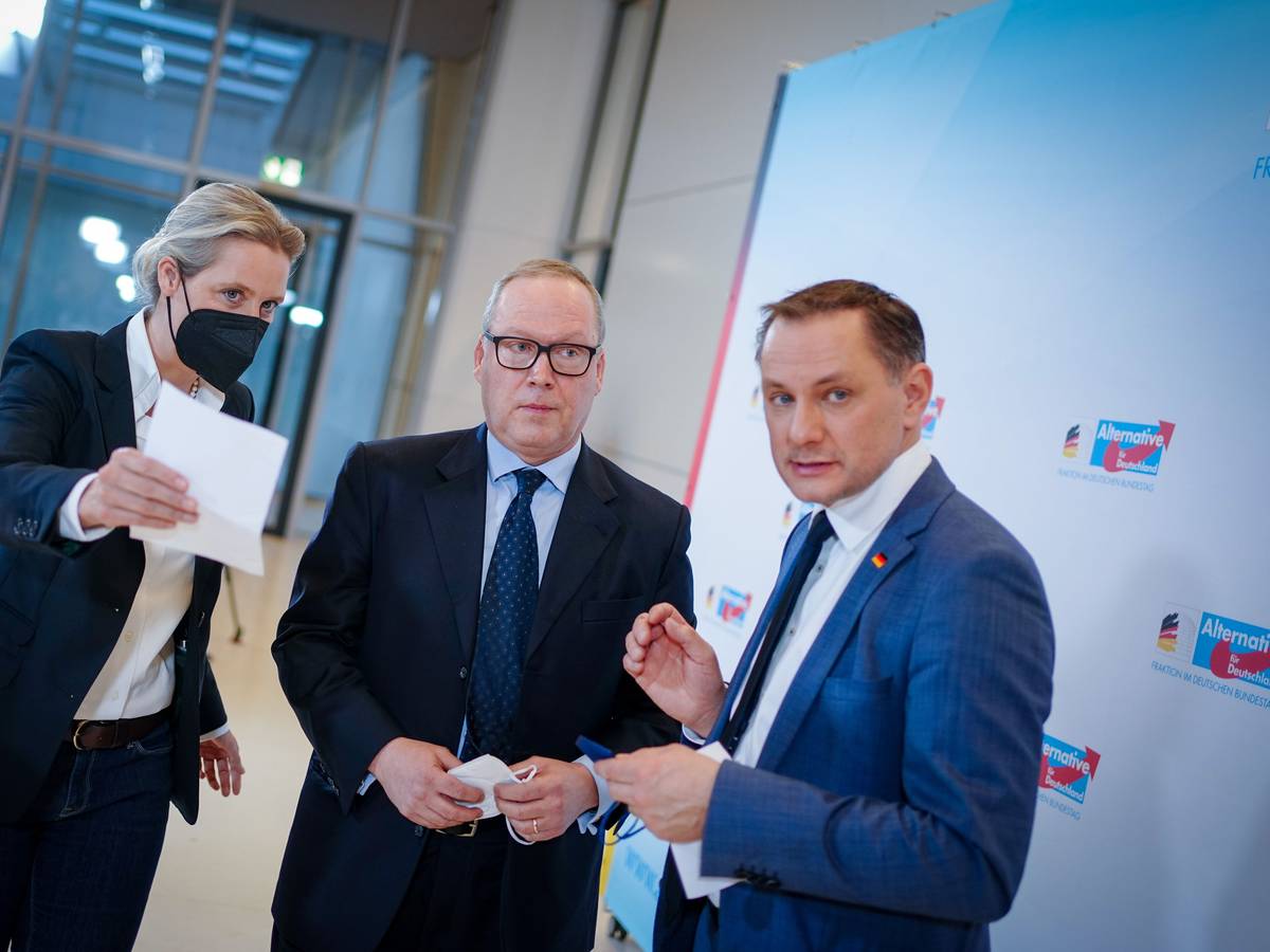 Max Otte nimmt an einer Pressekonferenz der AfD mit Alice Weidel und Tino Chrupalla teil.