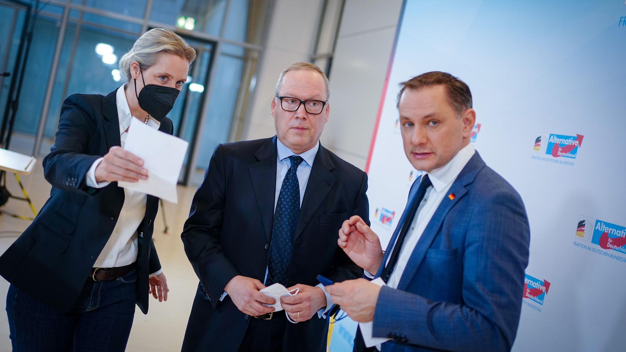 Max Otte nimmt an einer Pressekonferenz der AfD mit Alice Weidel und Tino Chrupalla teil. Foto von der dpa