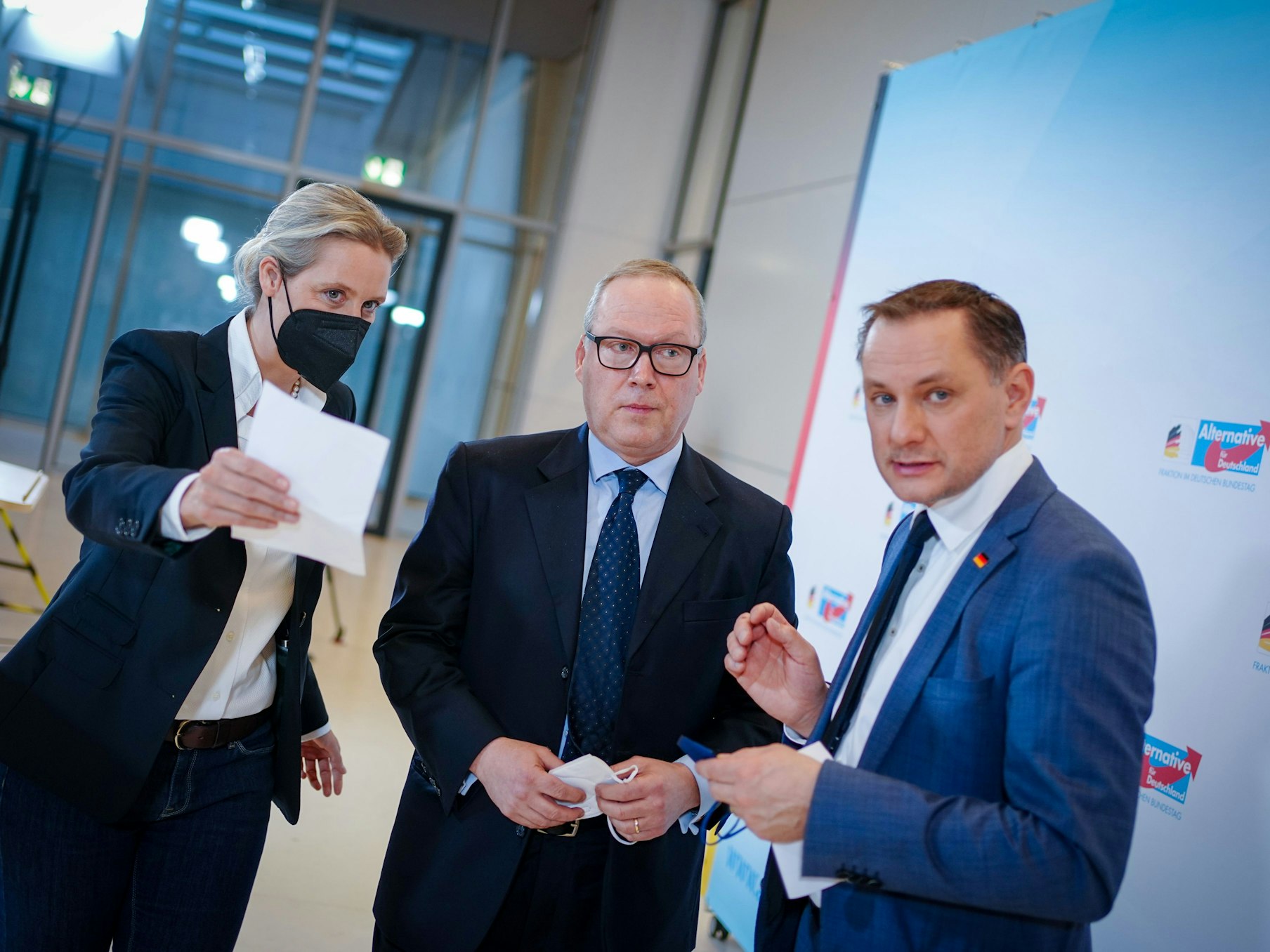 Max Otte nimmt an einer Pressekonferenz der AfD mit Alice Weidel und Tino Chrupalla teil.