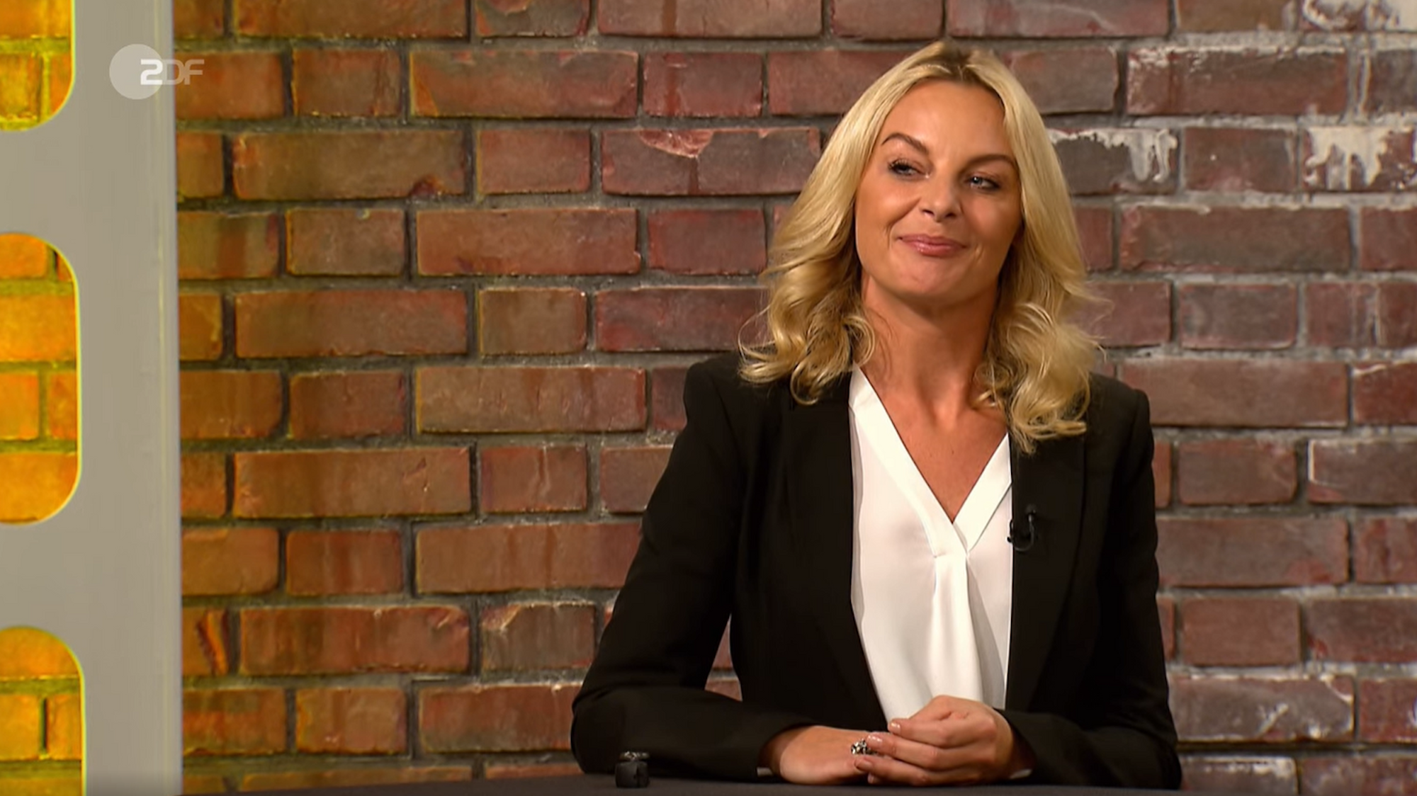 „Bares für Rares“-Händlerin Susanne Steiger, hier in der Sendung vom 25. Januar 2022, präsentiert ihren Schmuck auch auf Instagram – dabei zeigt sie sich nicht selten etwas freizügiger.