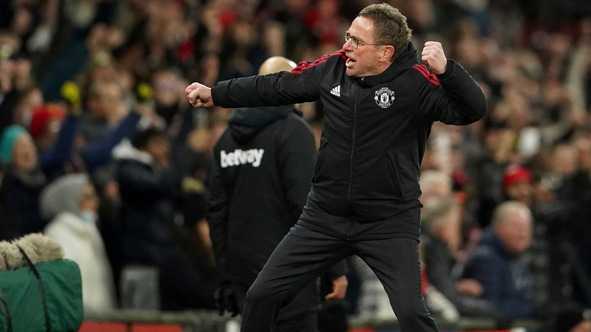 Ralf Rangnick jubelt nach einem Siegtor von Manchester United.