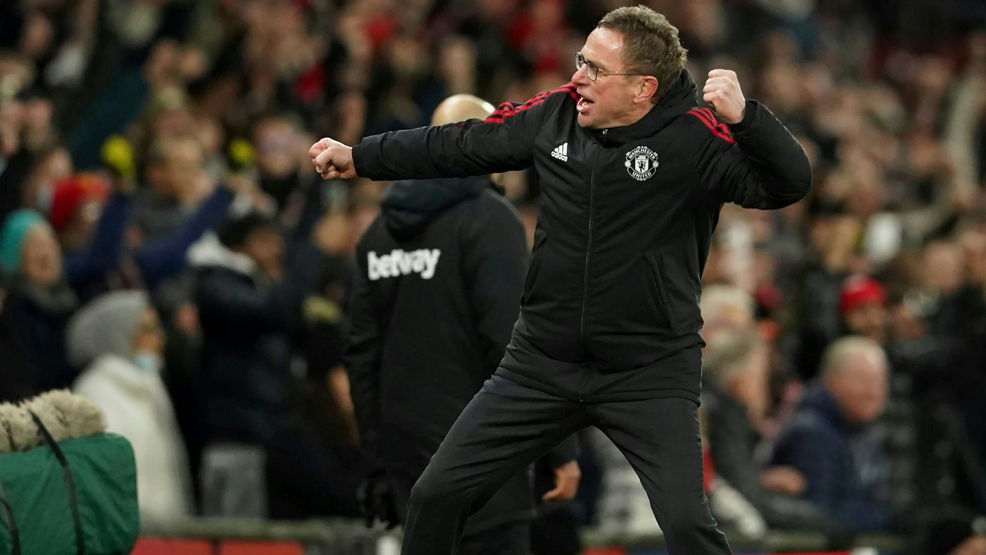 Ralf Rangnick jubelt nach einem Siegtor von Manchester United.