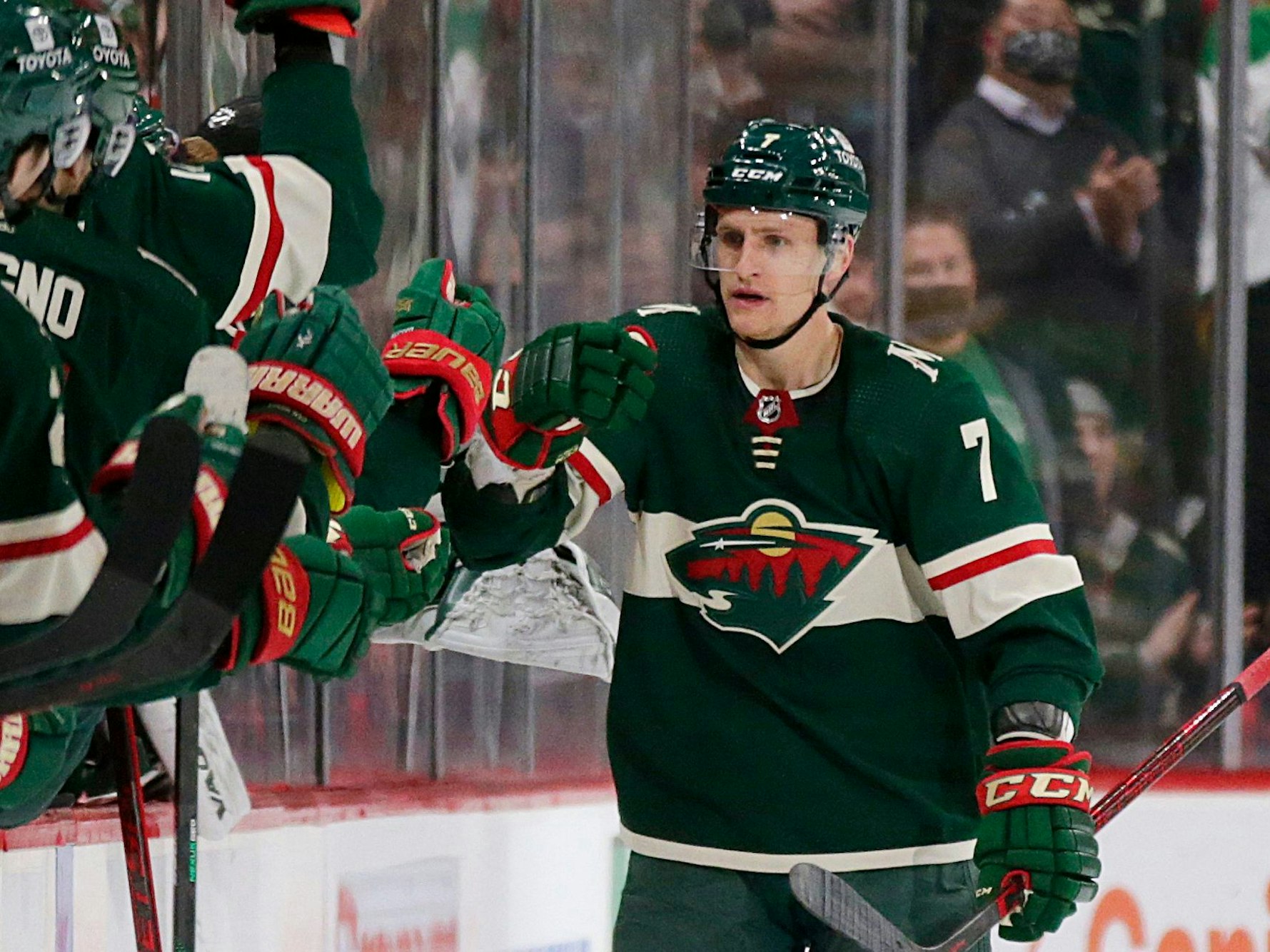 Nico Sturm streckt seine Faust aus, während er an der Bank vorbeiläuft.