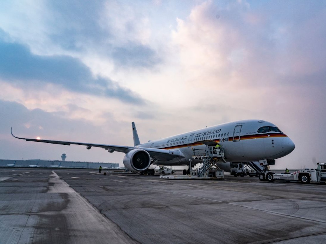 Flugzeug der Luftwaffe am Flughafen in Köln. Foto von der dpa