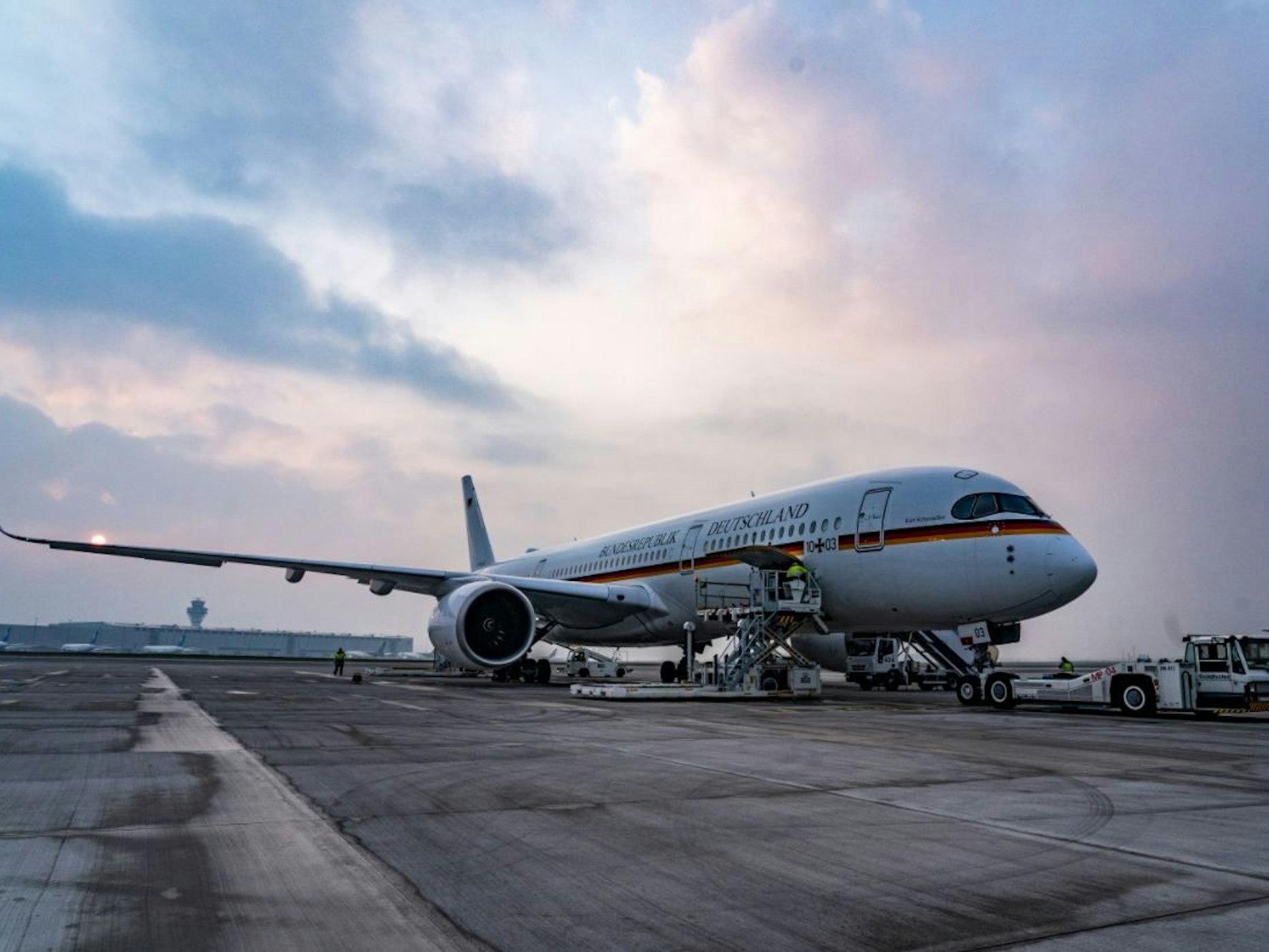 Flugzeug der Luftwaffe am Flughafen in Köln. Foto von der dpa