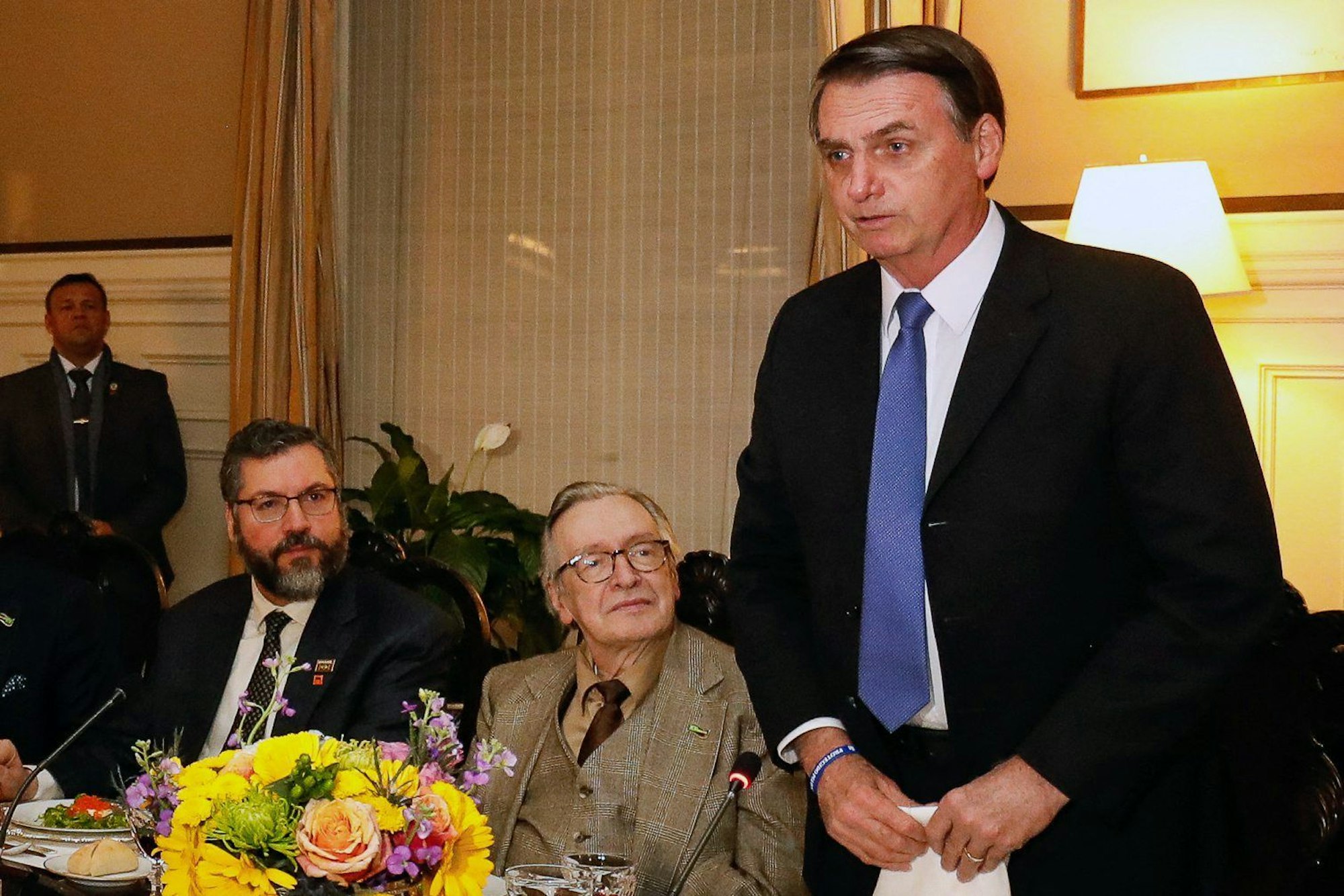 Olavo de Carvalho (Mitte) galt als Guru von Brasiliens Präsident Jair Bolsonaro (r.). Jetzt starb er nach Aussagen seiner Tochter an den Folgen einer Corona-Erkrankung. Links im Foto: Brasiliens Außenminister Ernesto Araujo.