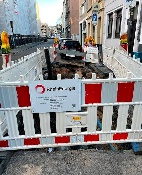 In Köln sorgt eine Baustelle am Friesenwall für kuriose Unfälle.