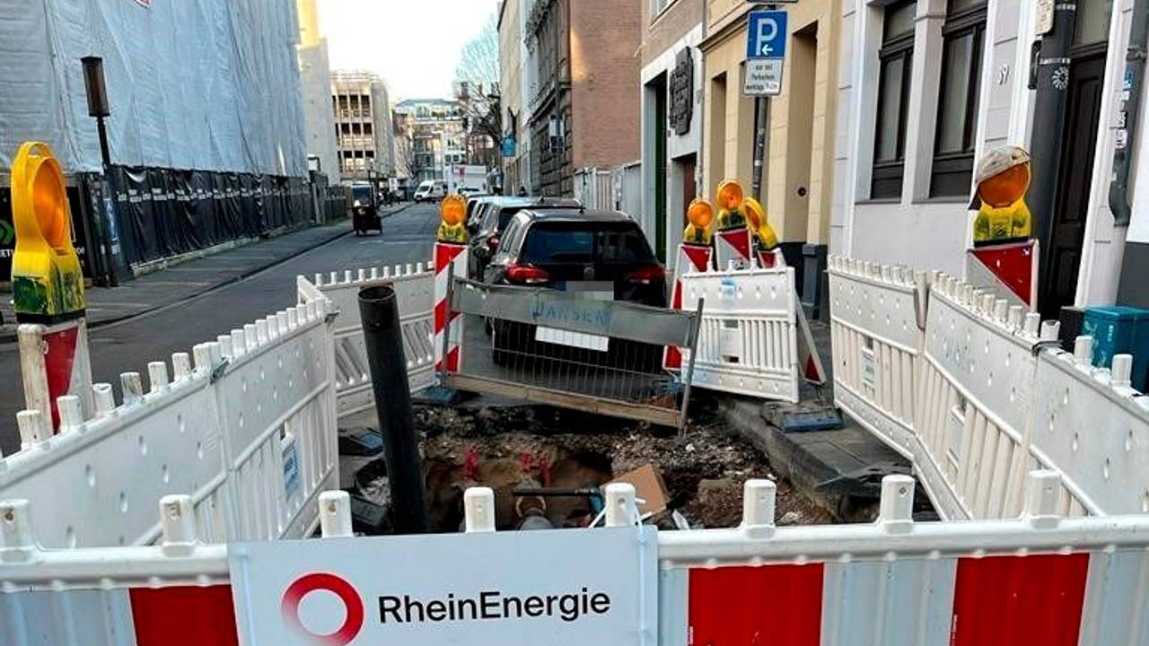 In Köln sorgt eine Baustelle am Friesenwall für kuriose Unfälle.