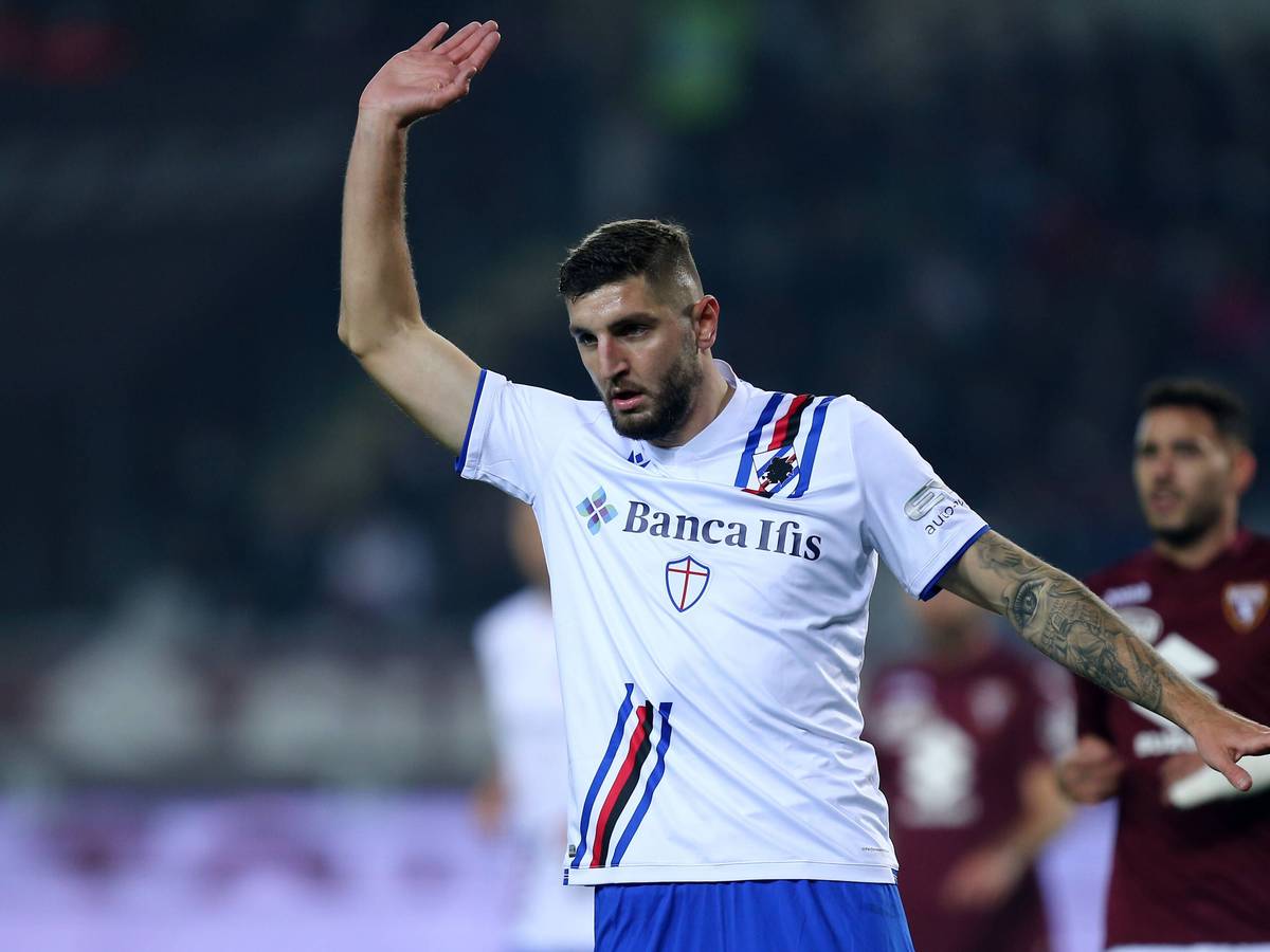 Julian Chabot hebt im Spiel von Sampdoria Genua die Hand
