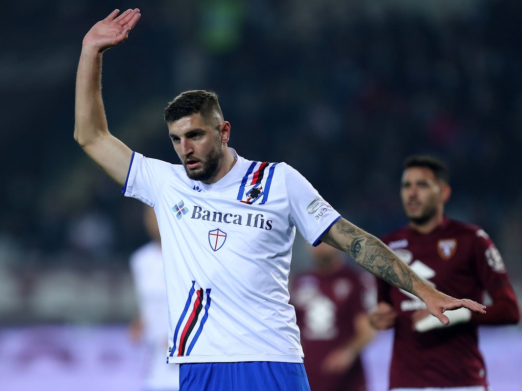 Julian Chabot hebt im Spiel von Sampdoria Genua die Hand