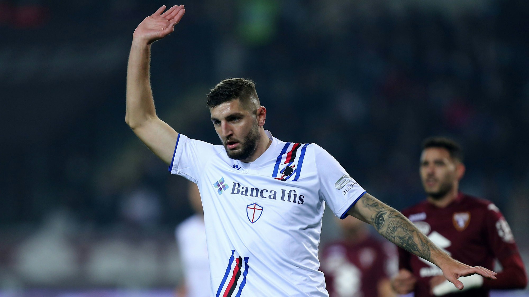 Julian Chabot hebt im Spiel von Sampdoria Genua die Hand