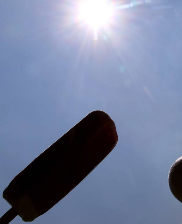 Eis am Stiel der Firma Lotus Bakeries wurde wegen eines möglichen Schimmelbefalls zurückgerufen. Das Symbolfoto zeigt eine Frau mit einem Eis, aufgenommen am 1. Juli 2010 in Kempten.