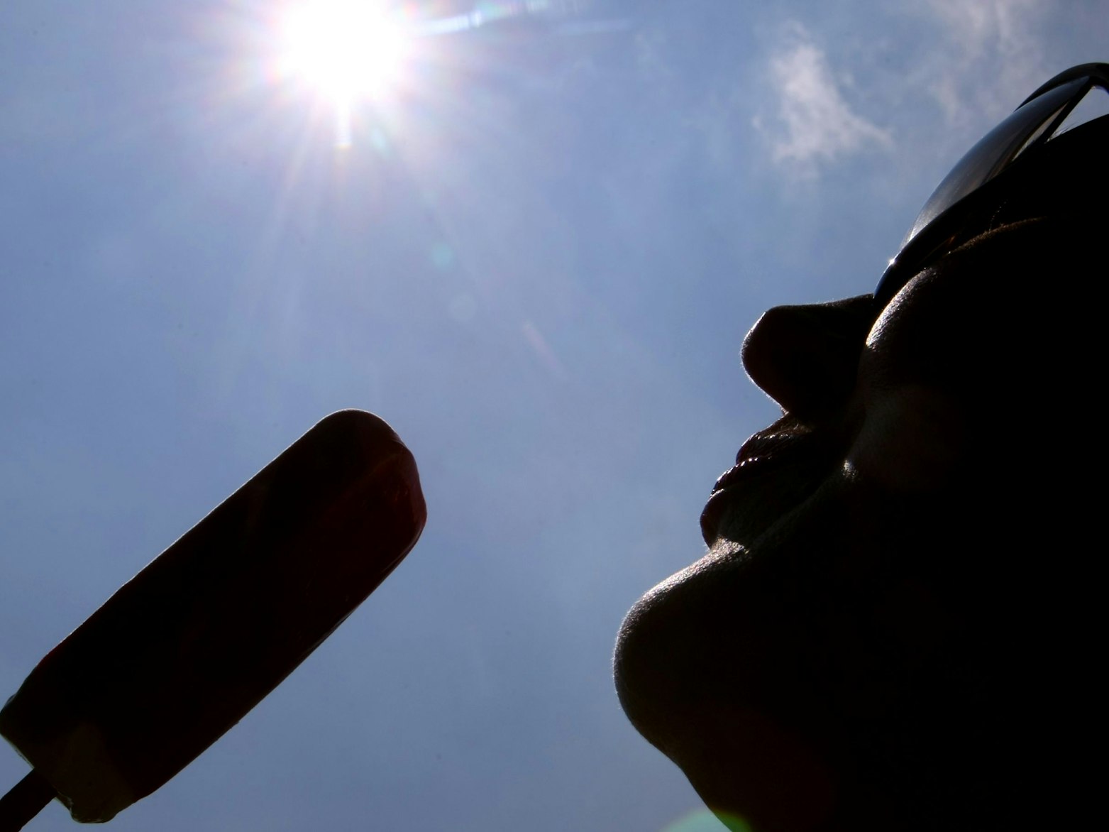 Eis am Stiel der Firma Lotus Bakeries wurde wegen eines möglichen Schimmelbefalls zurückgerufen.  Das Symbolfoto zeigt eine Frau mit einem Eis, aufgenommen am 1. Juli 2010 in Kempten.