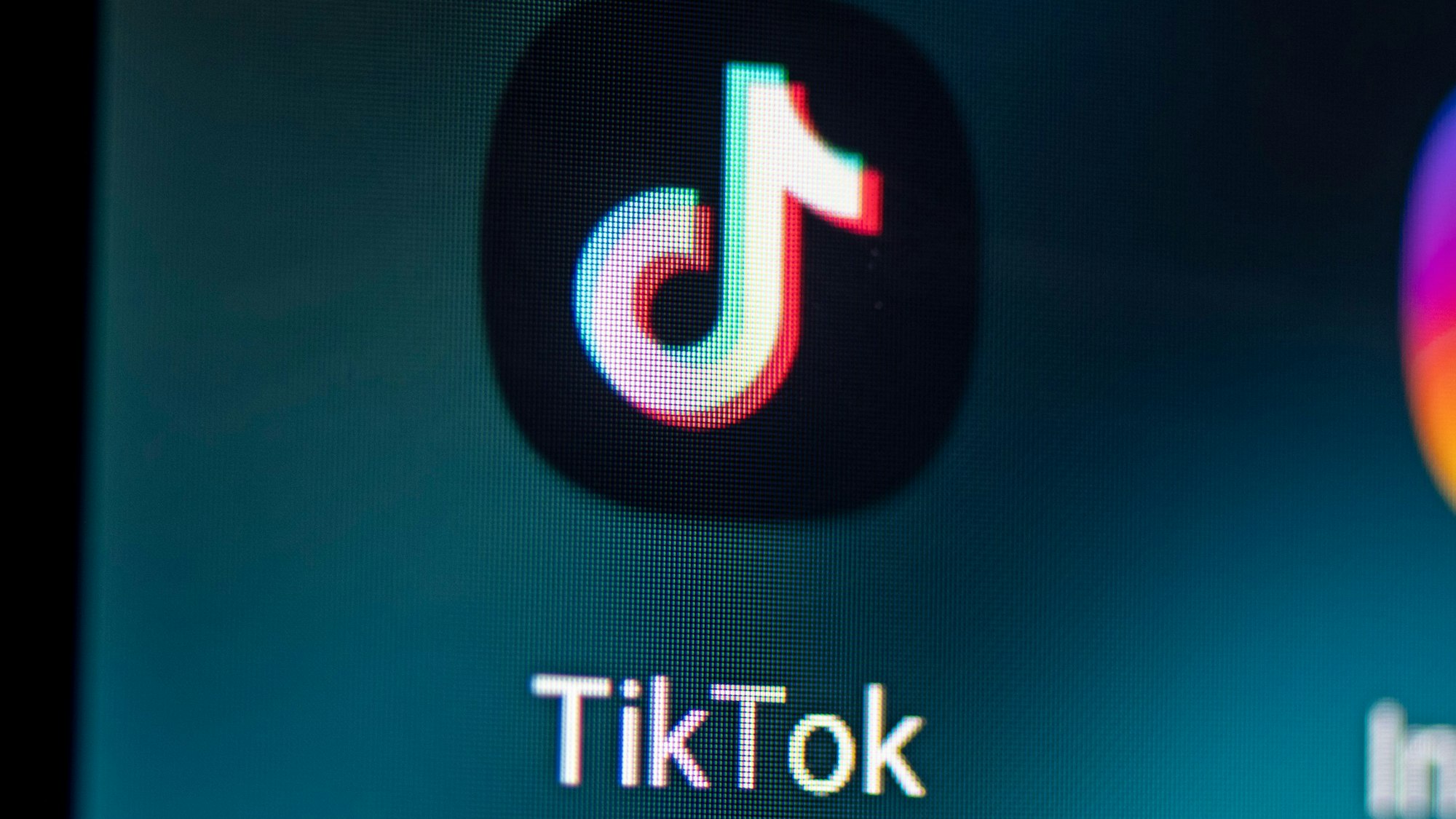 Symbolbild. Auf dem Bildschirm eines Smartphones sieht man das Logo der App TikTok, aufgenommen am 28. April 2021.