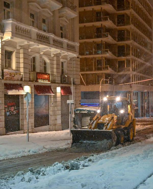 Ein Räumfahrzeug fährt durch die Straßen: Die stärksten Schneefälle seit 40 Jahren haben den Verkehr in der griechischen Hauptstadt Athen (Foto vom 24. Januar 2022) zum Erliegen gebracht.