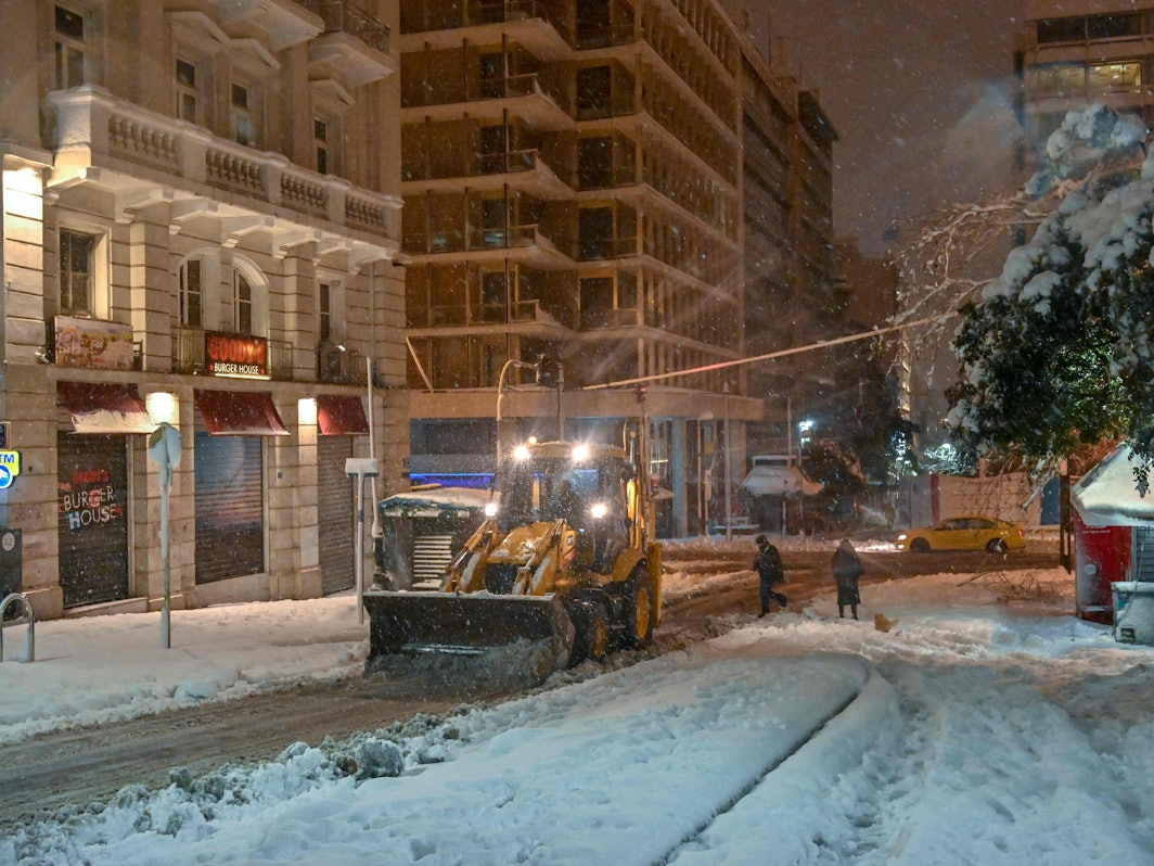 Ein Räumfahrzeug fährt durch die Straßen: Die stärksten Schneefälle seit 40 Jahren haben den Verkehr in der griechischen Hauptstadt Athen (Foto vom 24. Januar 2022) zum Erliegen gebracht.