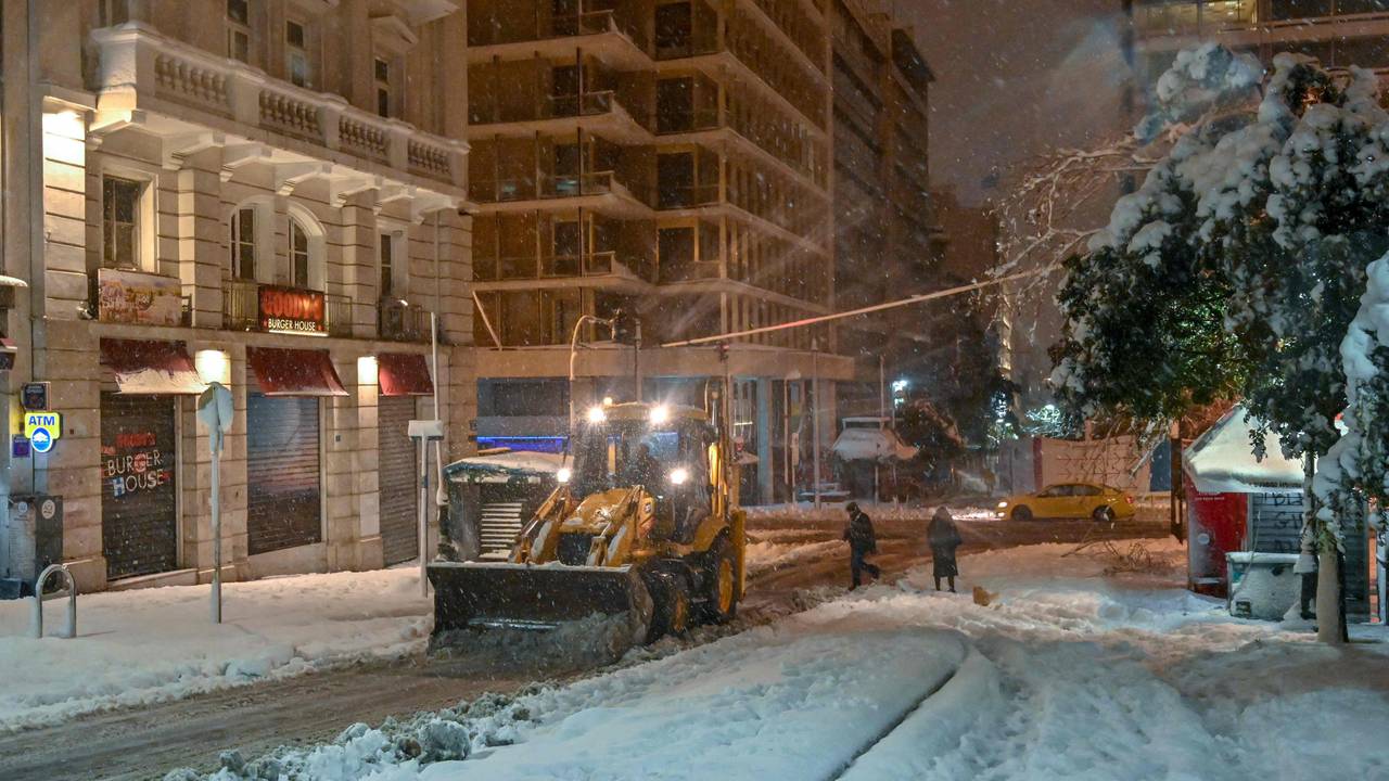 Ein Räumfahrzeug fährt durch die Straßen: Die stärksten Schneefälle seit 40 Jahren haben den Verkehr in der griechischen Hauptstadt Athen (Foto vom 24. Januar 2022) zum Erliegen gebracht.