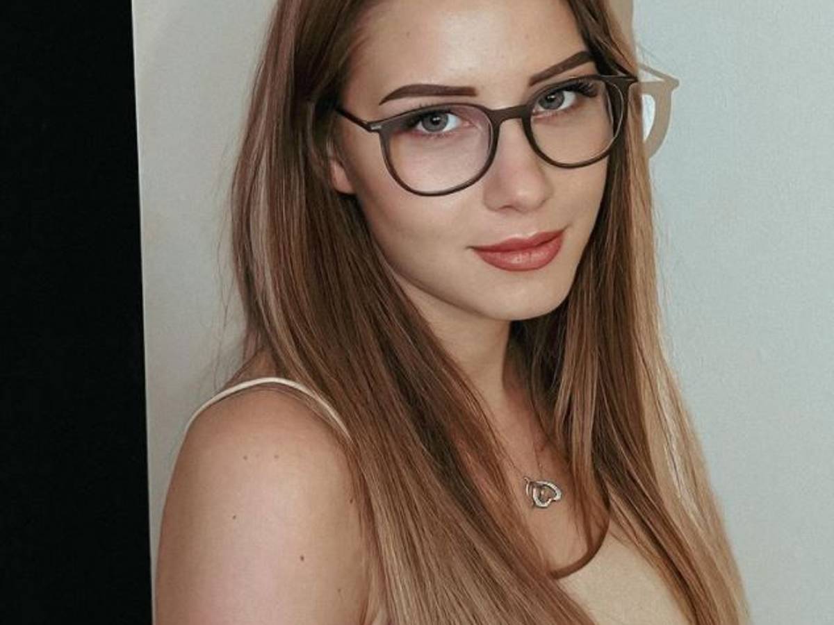 Loredana Wollny zeigt sich auf einem Foto vom 21. Januar 2022 auf Instagram ungewohnt: mit braunen Haaren und Brille