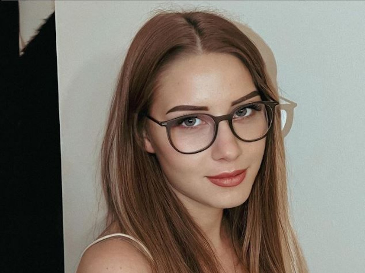Loredana Wollny zeigt sich auf einem Foto vom 21. Januar 2022 auf Instagram ungewohnt: mit braunen Haaren und Brille