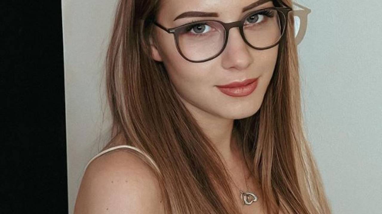 Loredana Wollny zeigt sich auf einem Foto vom 21. Januar 2022 auf Instagram ungewohnt: mit braunen Haaren und Brille