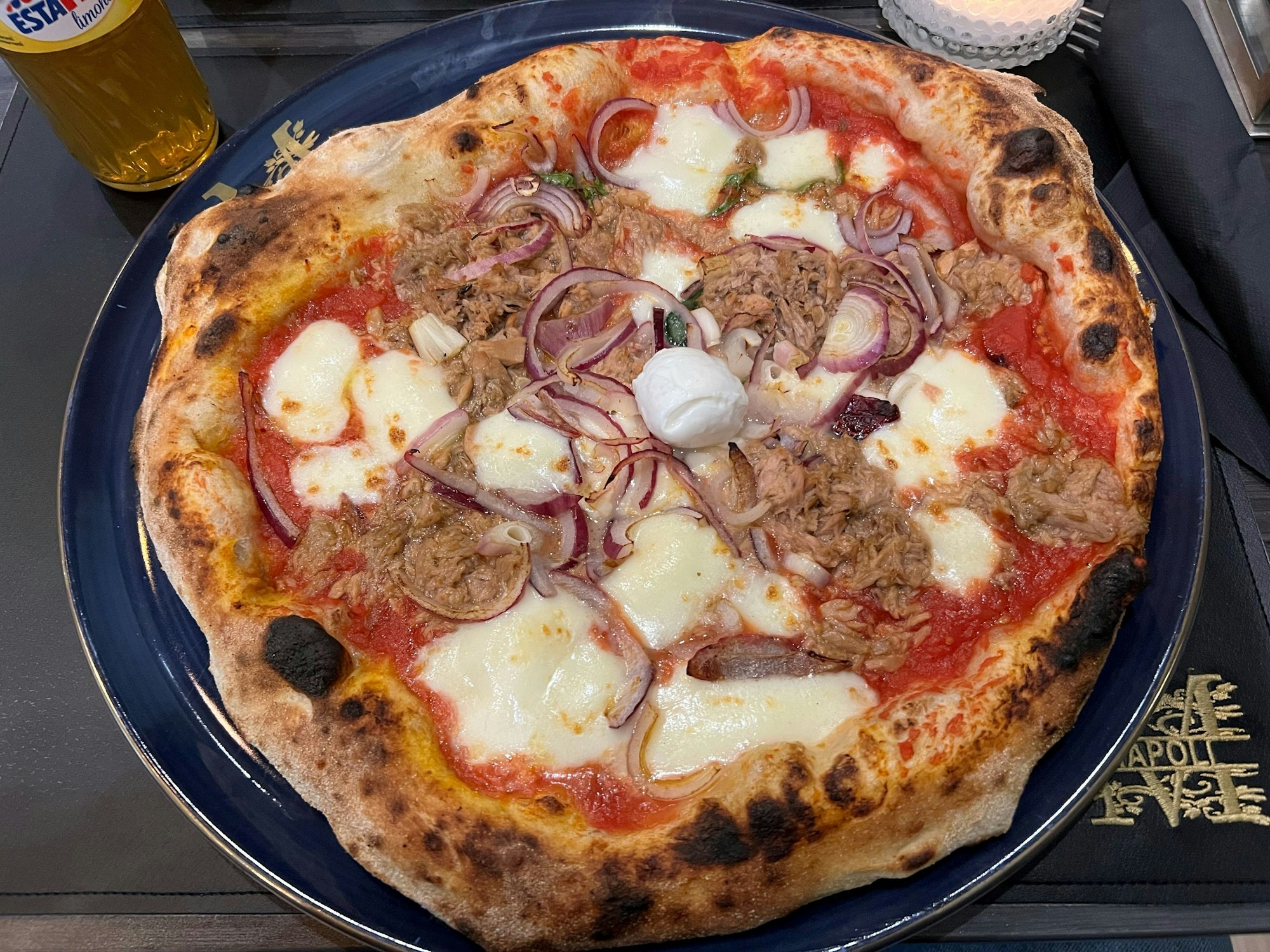 Ein weiteres Pizzabeispiel unseres Jode Lade „Made in Napoli“ mit Thunfisch und Zwiebeln.
