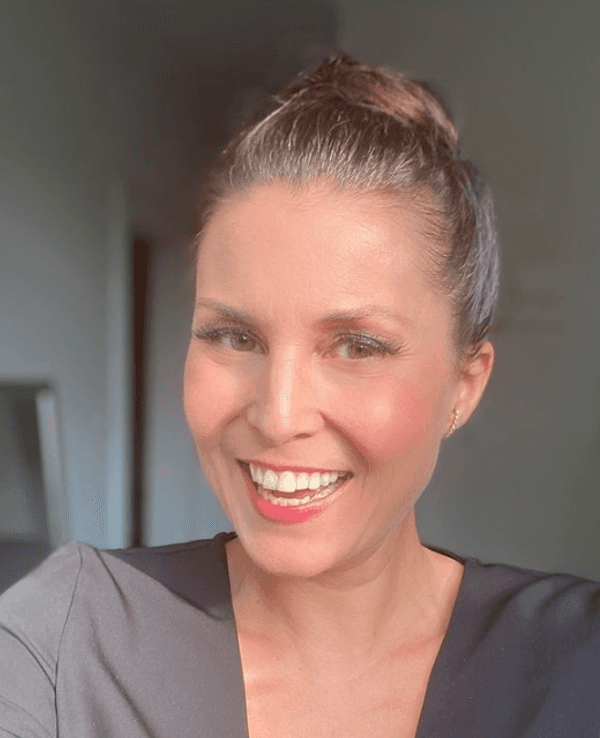 Moderatorin Vanessa Blumhagen lacht auf einem Selfie in die Kamera. Das Bild postete sie am 21. Juli 2021 auf ihrem Instagram-Profil.